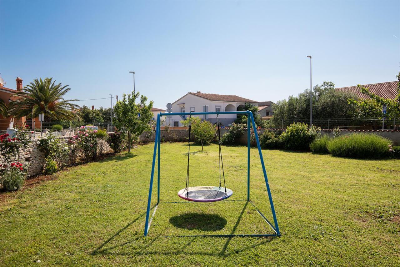 Modern Stone House With Flowers & Playground Medulin Extérieur photo