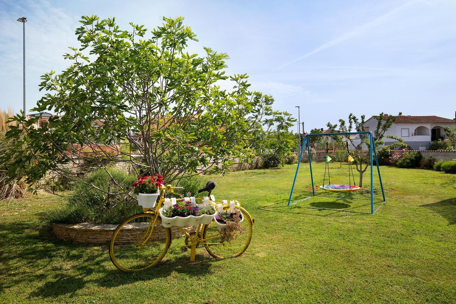 Modern Stone House With Flowers & Playground Medulin Extérieur photo